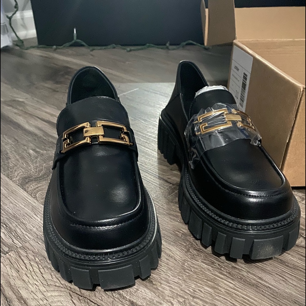 Leather loafers with chain